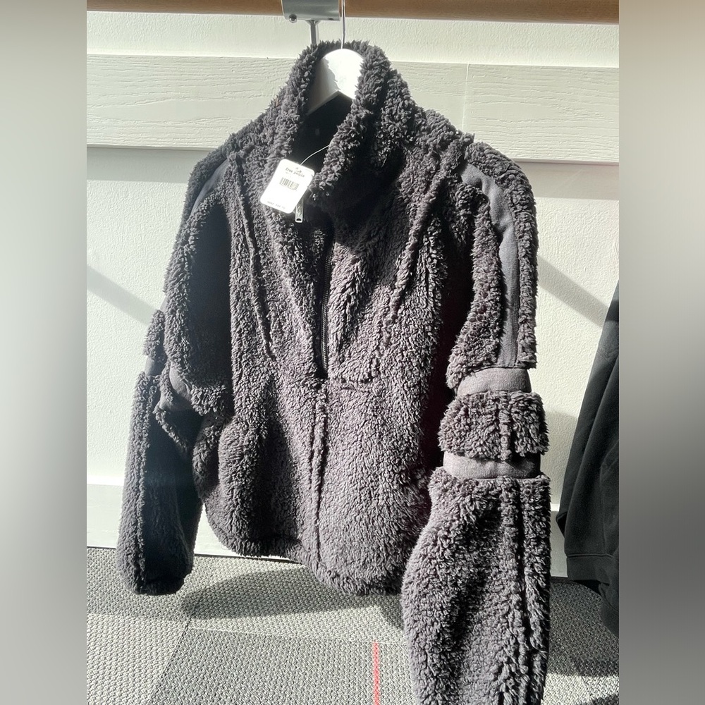 Free people pull over. Black NWT